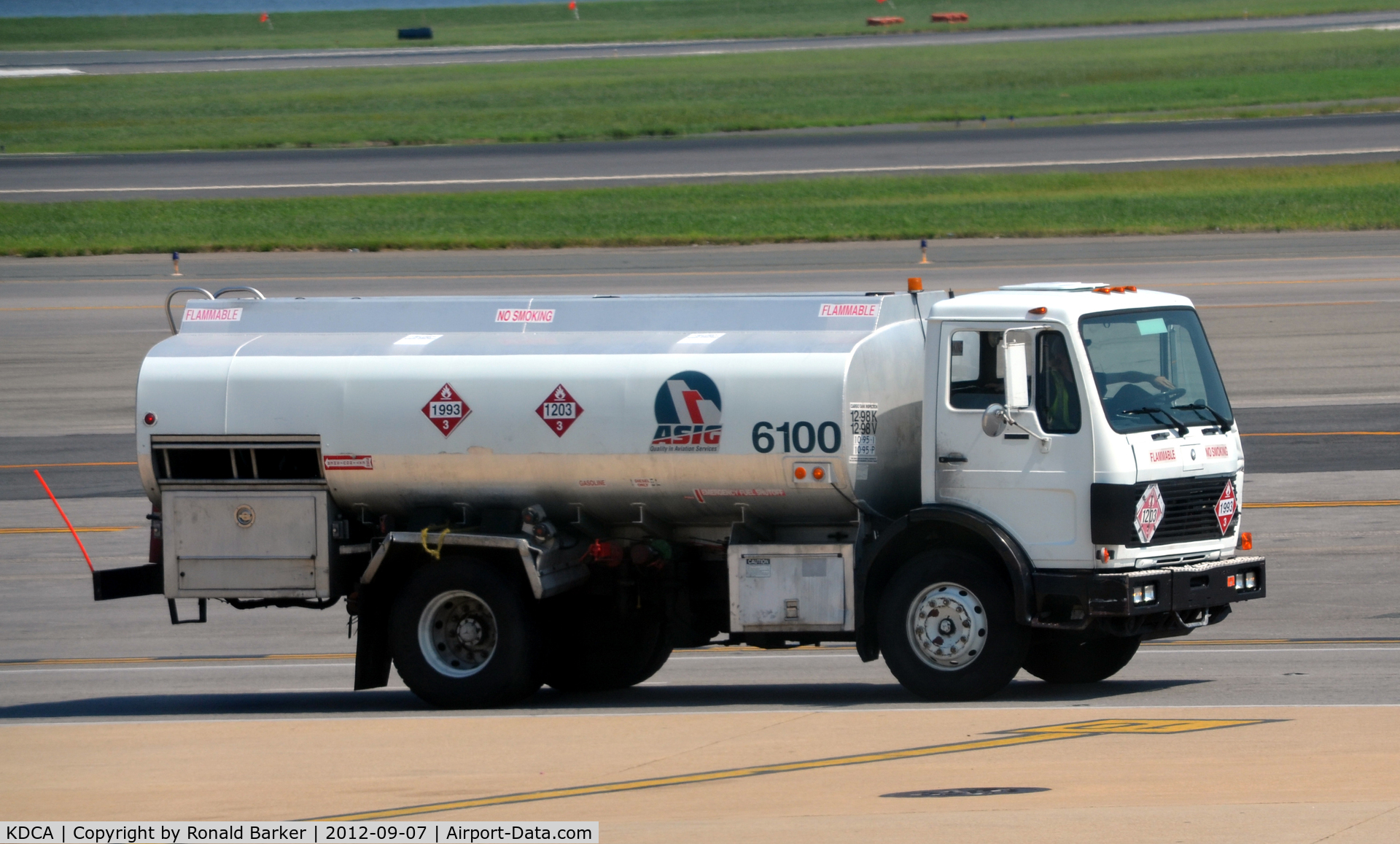 Ronald Reagan Washington National Airport (DCA) - Fuel truck 6100