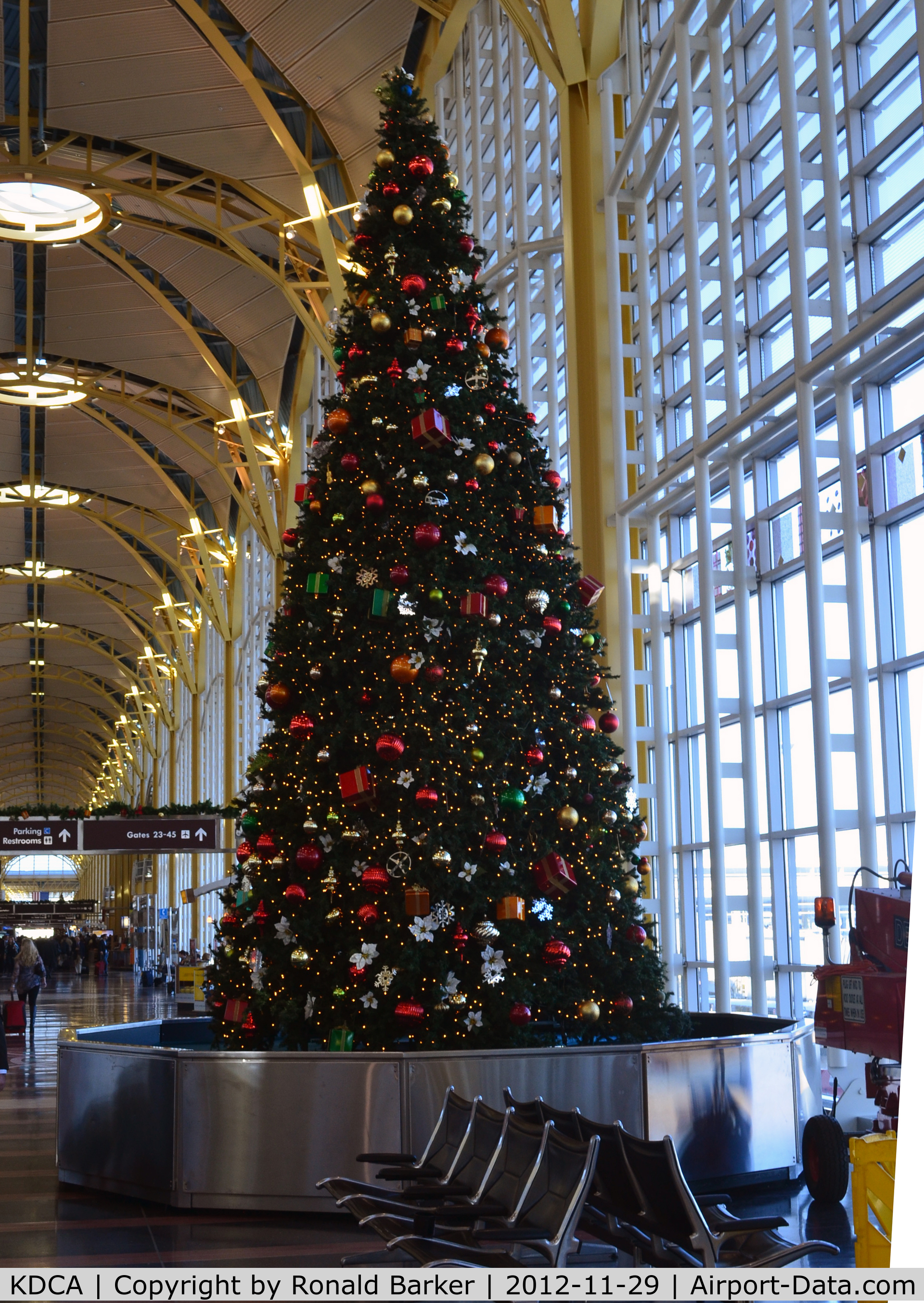 Ronald Reagan Washington National Airport (DCA) - Christmas tree DCA