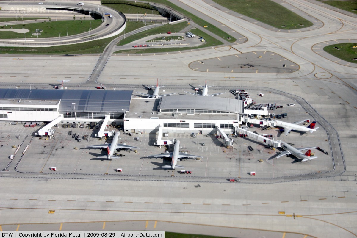 Detroit Metropolitan Wayne County Airport (DTW) - McNamara Terminal