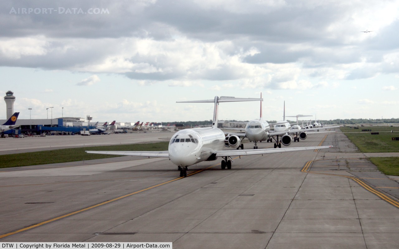 Detroit Metropolitan Wayne County Airport (DTW) - Line up to depart at DTW