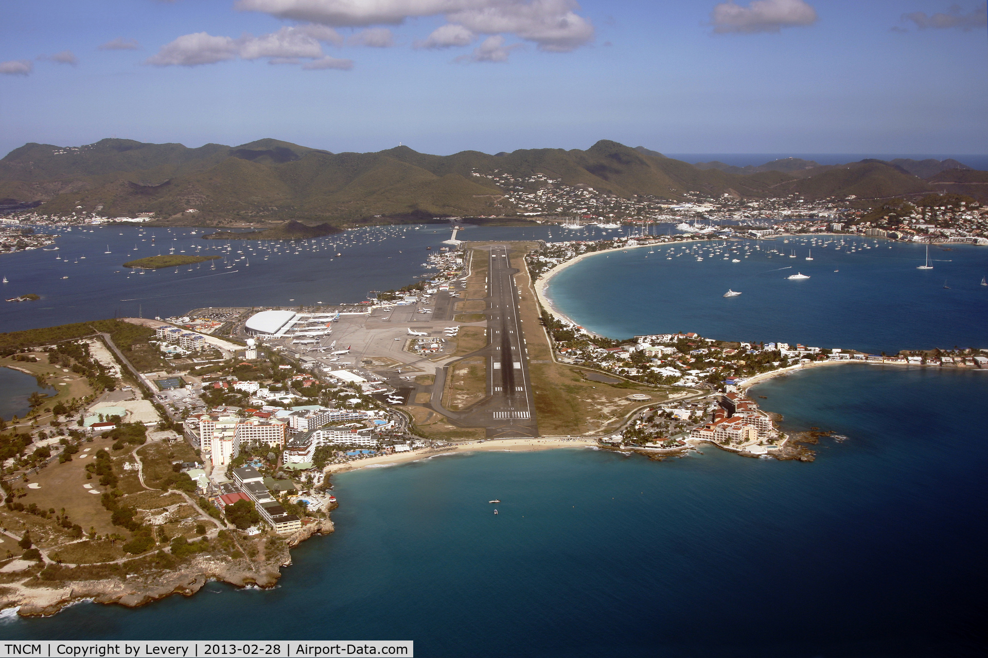 Princess Juliana International Airport, Philipsburg, Sint Maarten Netherlands Antilles (TNCM) - Crossing final approach to RWY 10 from 1000 feet.