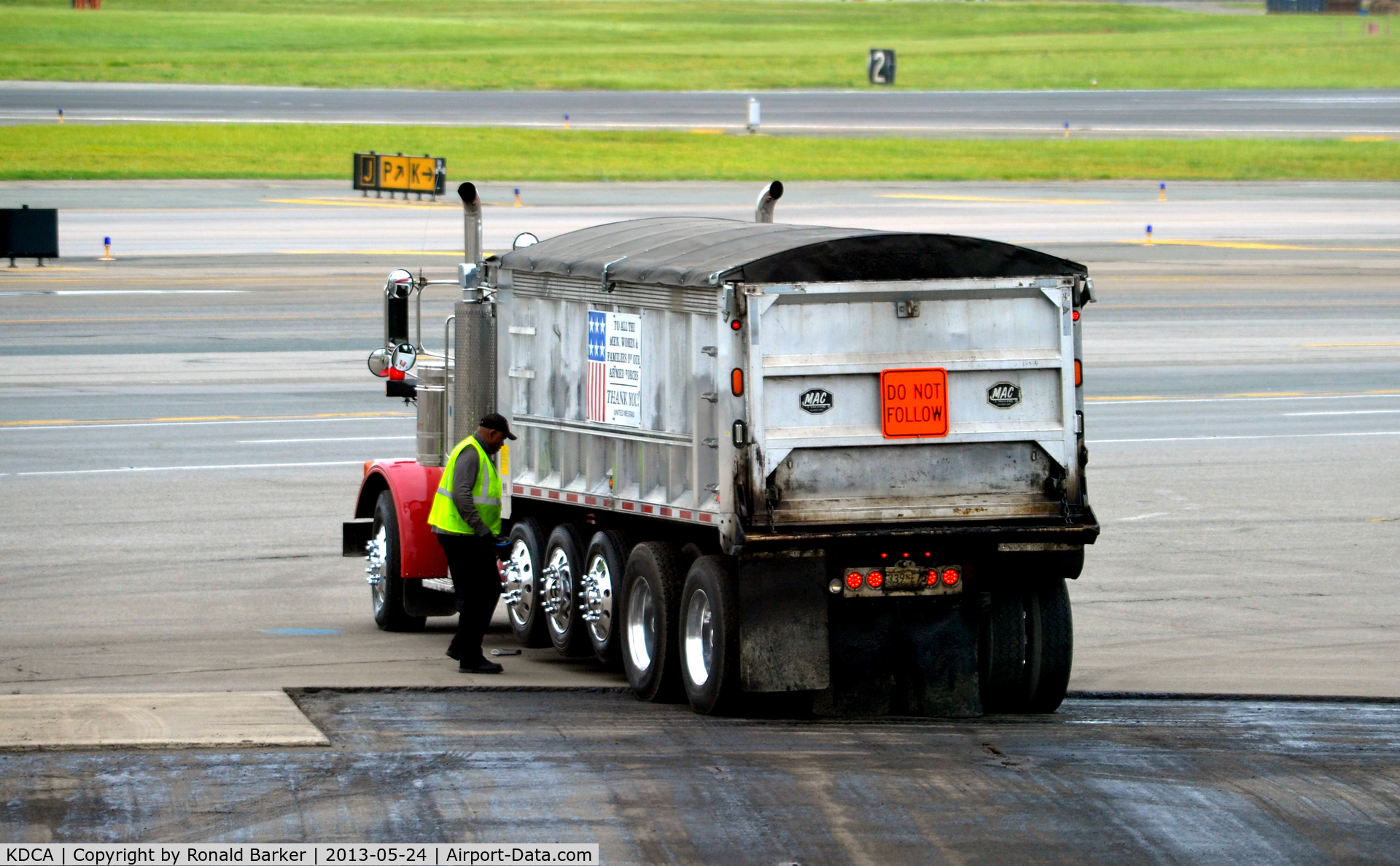 Ronald Reagan Washington National Airport (DCA) - Truck - ramp work DCA