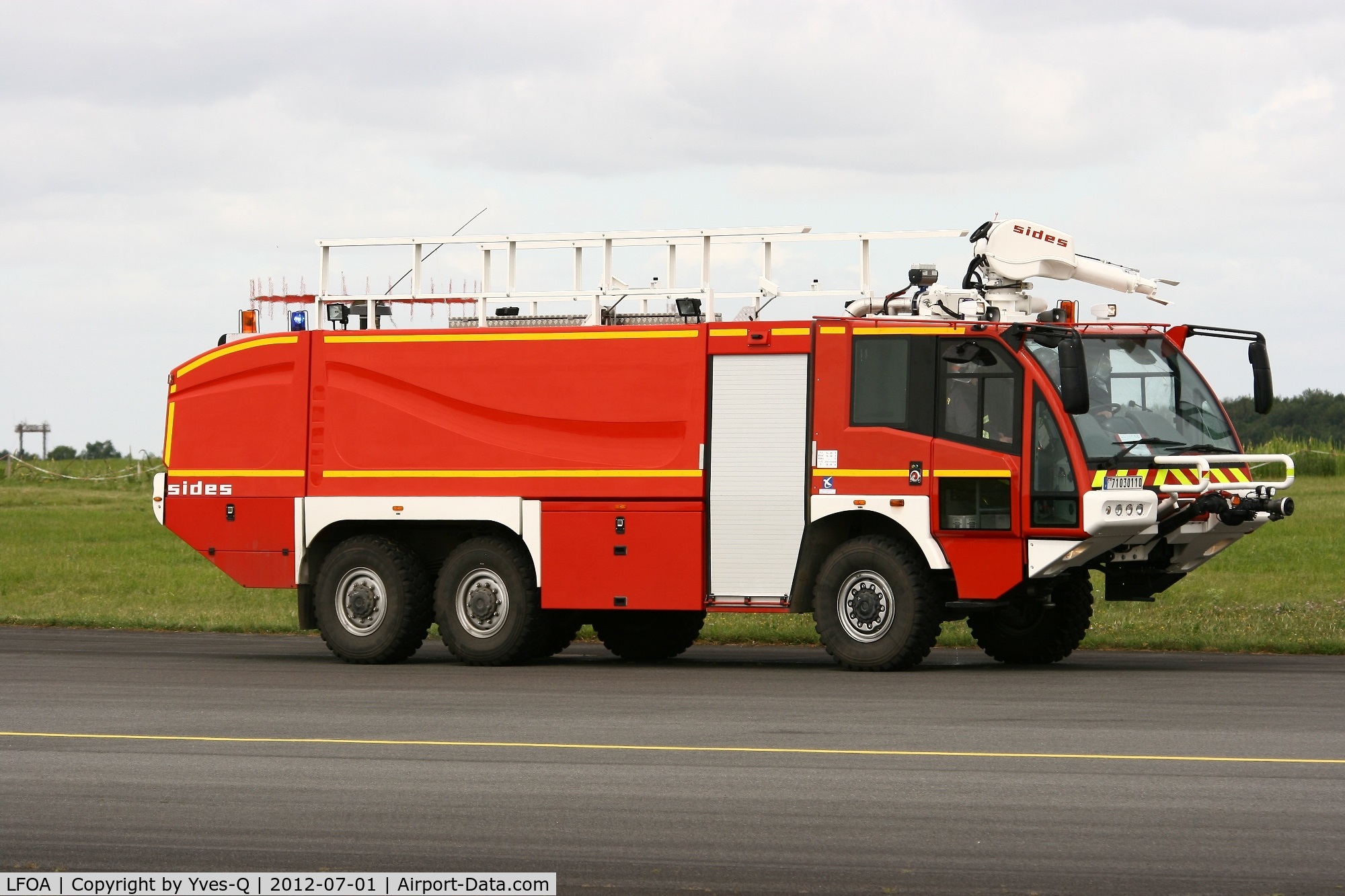 LFOA Airport - Fire Truck, Avord Air Base (LFOA)