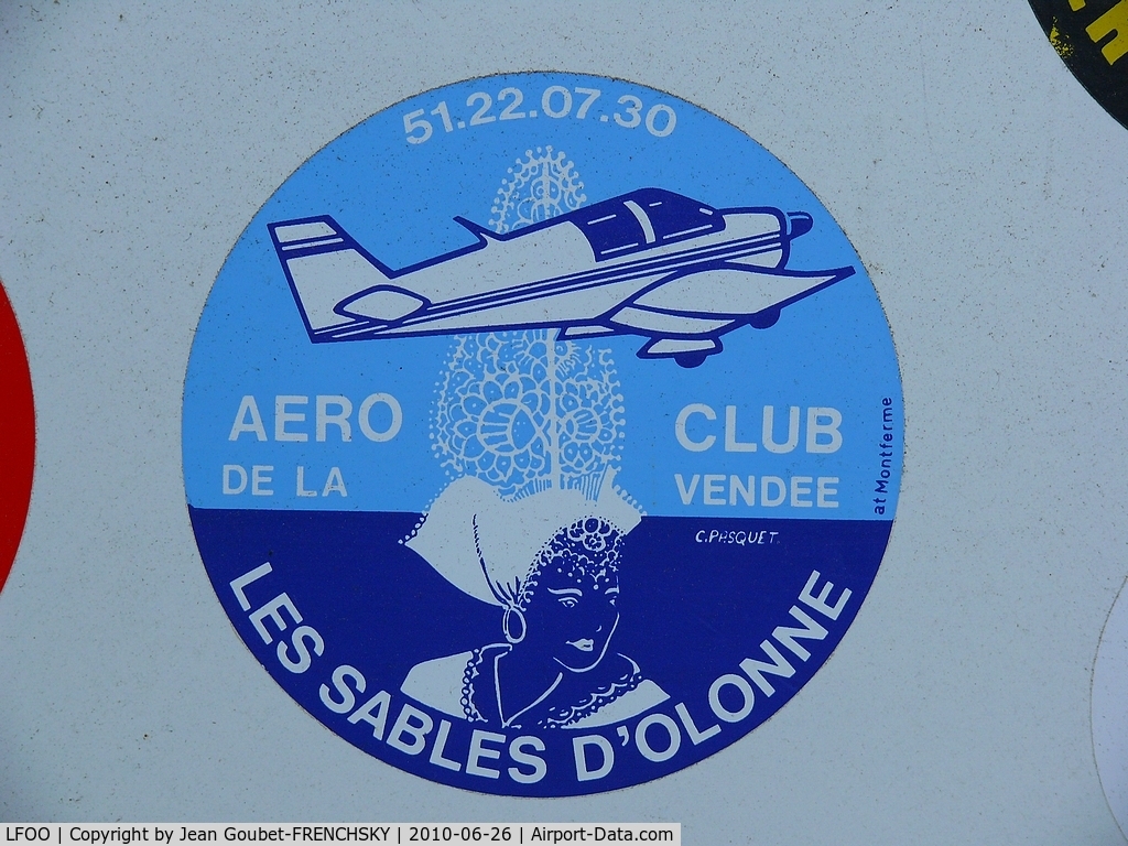 Les Sables-d'Olonne Talmont Airport, Les Sables-d'Olonne France (LFOO) - L’Aéroclub de la Vendée, aux Sables d’Olonne, propose le plaisir de survoler le site exceptionnel de la Côte de Lumière, pour ses membres, une école de pilotage. Installé sur l’aérodrome des Sables-Talmont, l’Aéroclub dispose de 3 avions (pour l’école). 