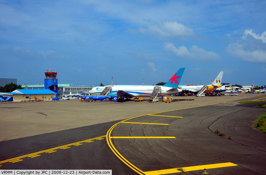 Malé International Airport, Hulhulé Island, North Malé Atoll Maldives (VRMM) - Male International from onboard a Sri Lankan A340