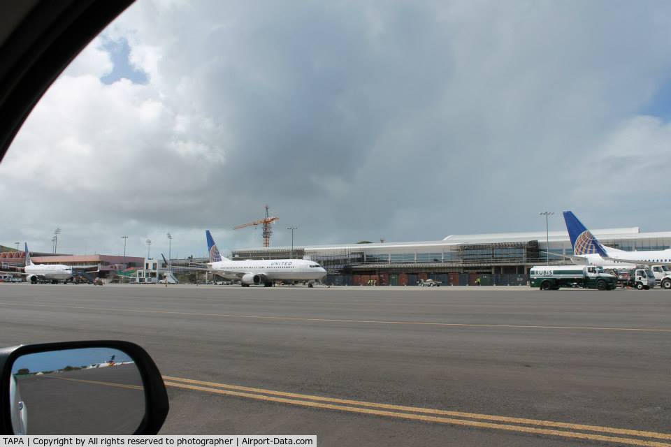 VC Bird International Airport, Saint John's, Antigua Antigua and Barbuda (TAPA) - United line up 