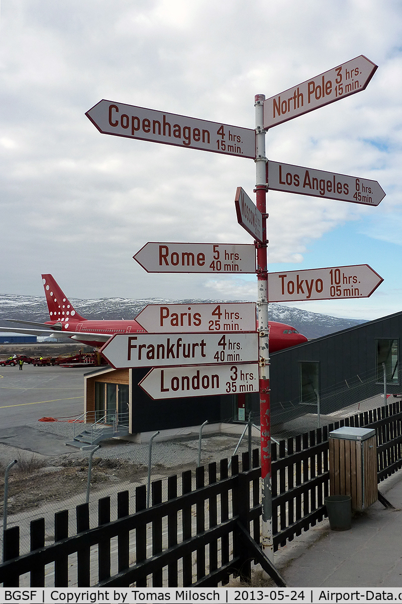 Kangerlussuaq Airport (Søndre Strømfjord Airport), Kangerlussuaq (Søndre Strømfjord) Greenland (BGSF) - Short trip to the North Pole? Air Greenland's OY-GRN in the background.