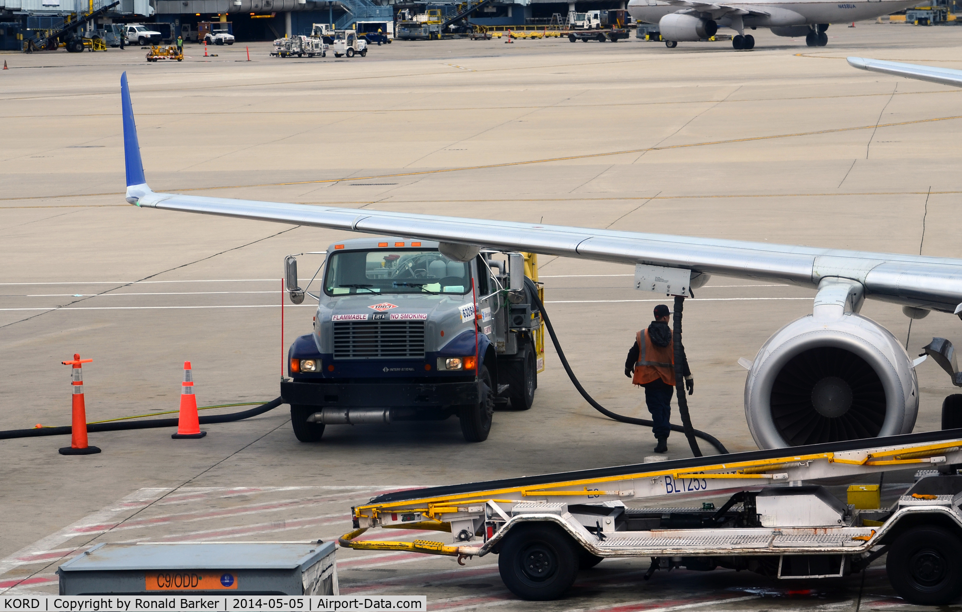 Chicago O'hare International Airport (ORD) - Pumping fuel onto an aircraft O'Hare