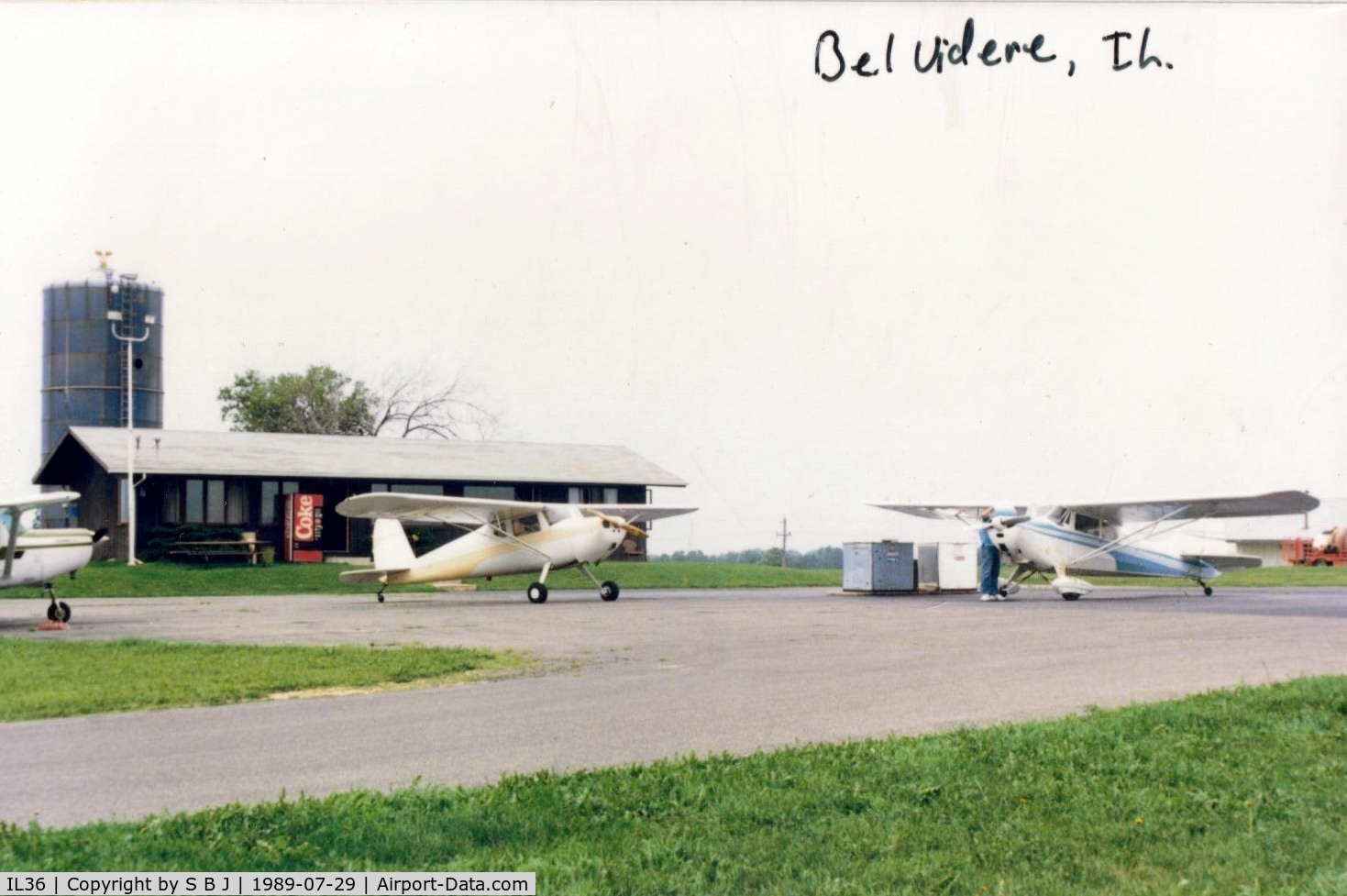 Bob Walberg Field Airport (IL36) - A fuel stop at IL36.