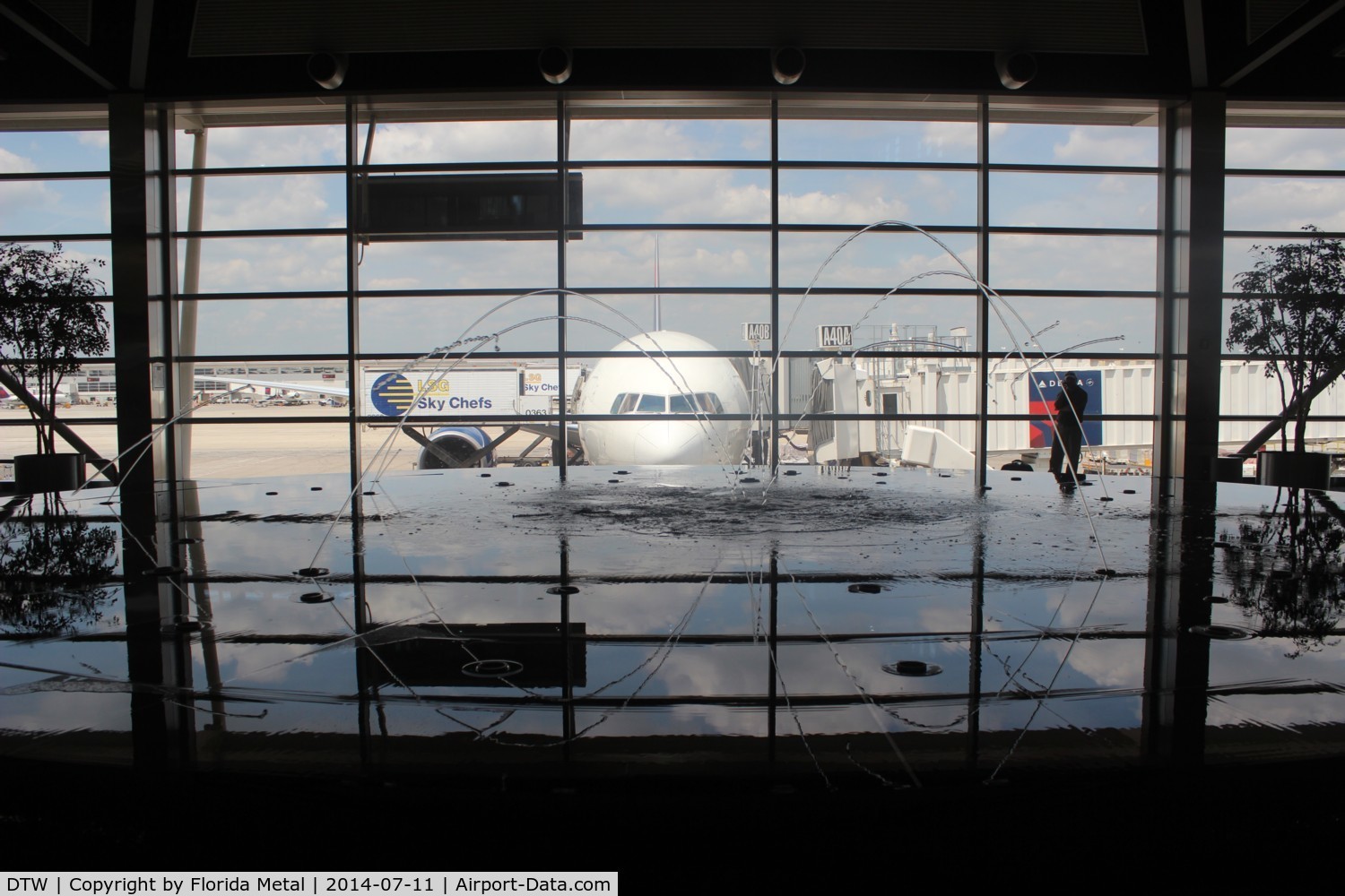 Detroit Metropolitan Wayne County Airport (DTW) - DTW fountain with Delta 777-200