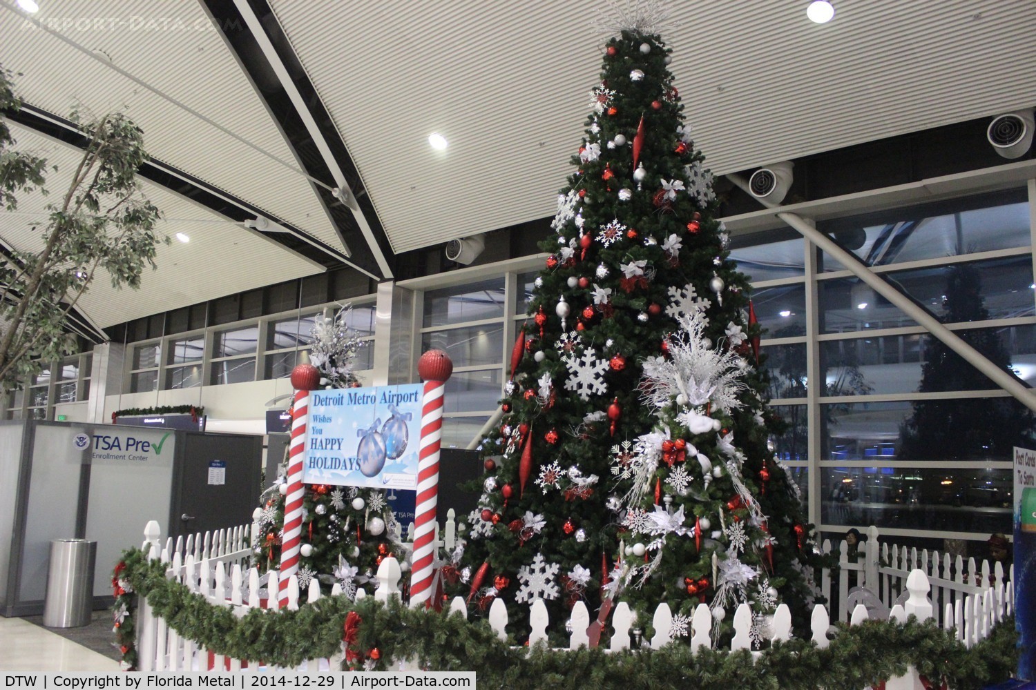 Detroit Metropolitan Wayne County Airport (DTW) - Christmas at DTW