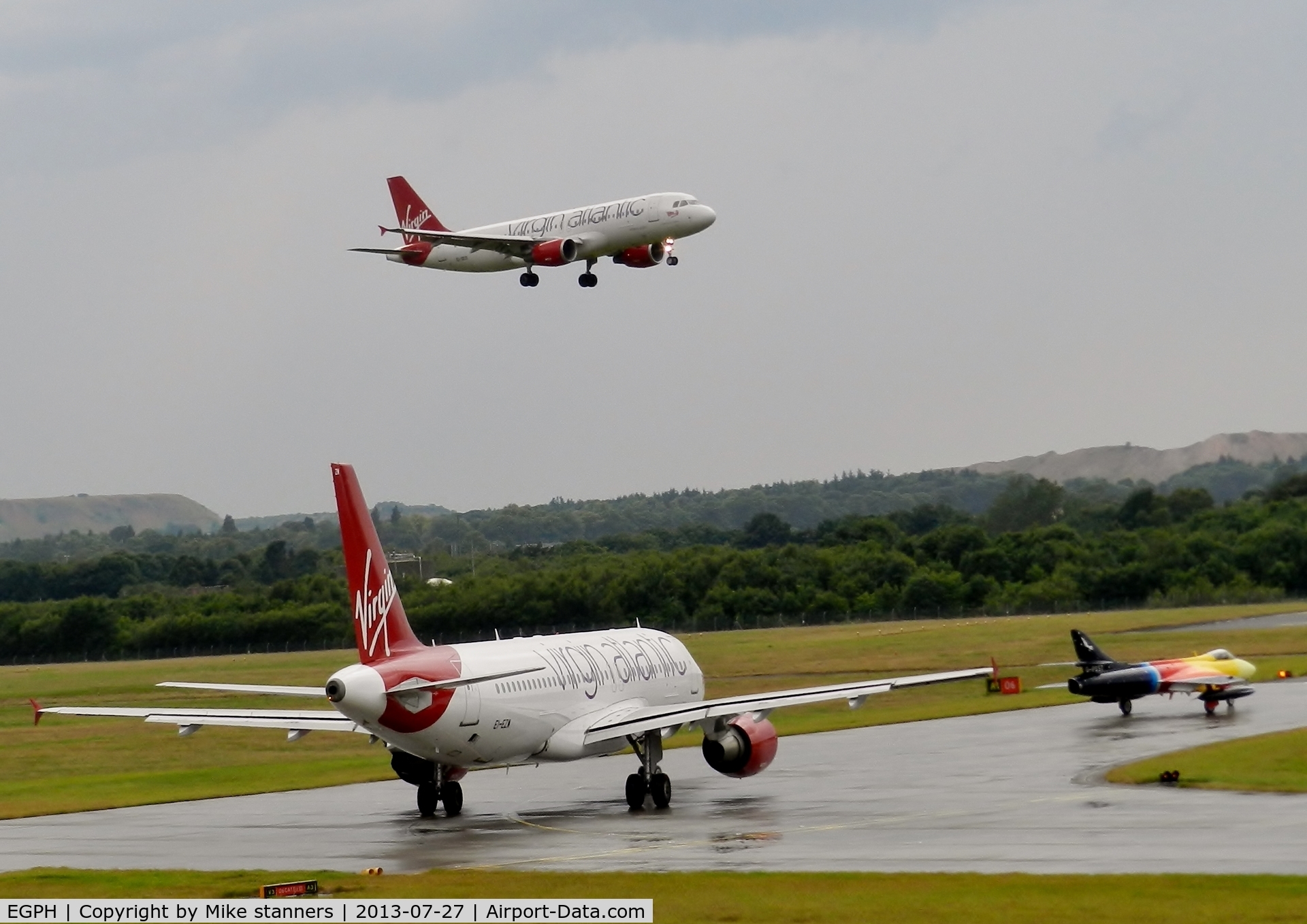 Edinburgh Airport, Edinburgh, Scotland United Kingdom (EGPH) - Virgin A320-214 EI-DEO Landing runway 06 while Virgin A320 EI-EZW And Hunter G-PSST Hold 