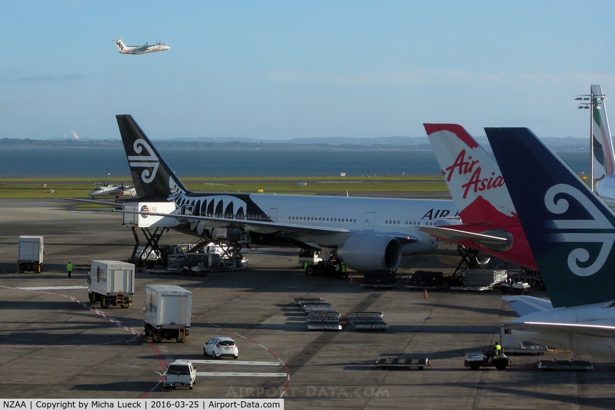 Auckland International Airport, Auckland New Zealand (NZAA) - Busy evening traffic