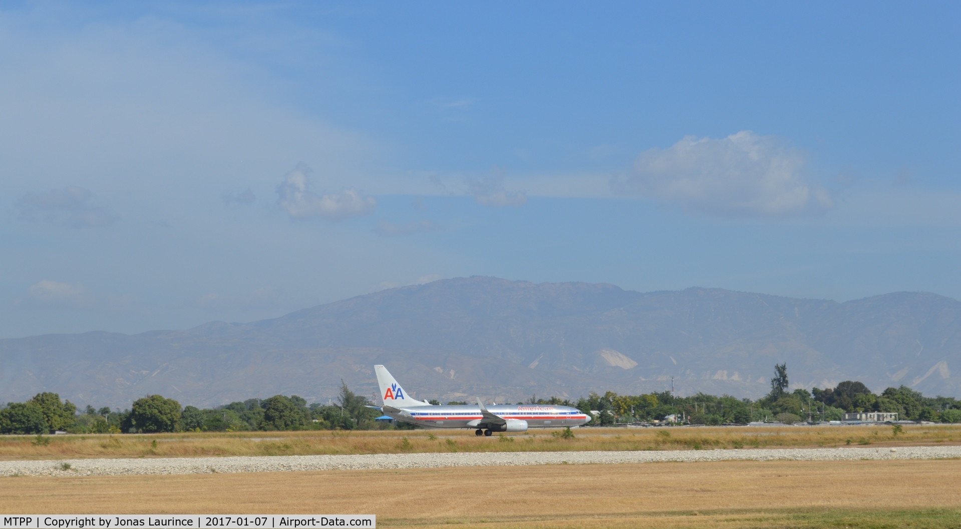 Port-au-Prince International Airport (Toussaint Louverture Int'l), Port-au-Prince Haiti (MTPP) - American Airlines Aircraft take off