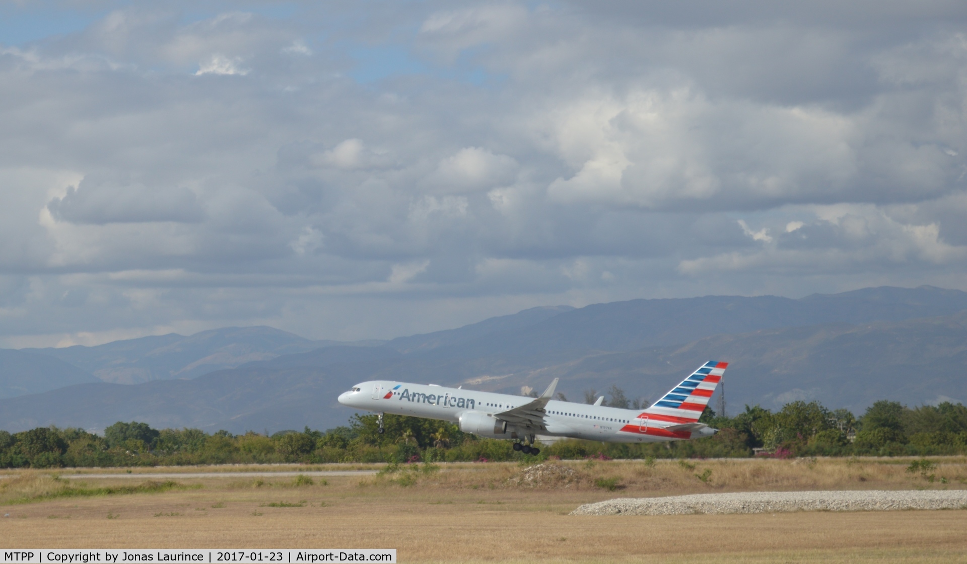 Port-au-Prince International Airport (Toussaint Louverture Int'l), Port-au-Prince Haiti (MTPP) - Aircraft American Airlines take off