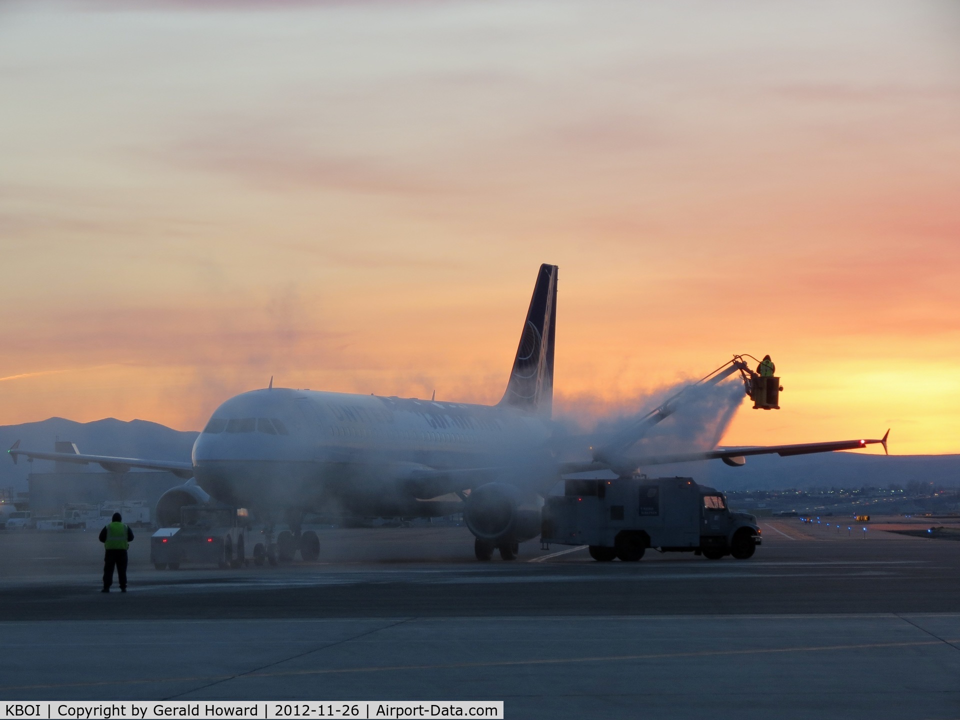 Boise Air Terminal/gowen Fld Airport (BOI) - Early morning de ice for United.