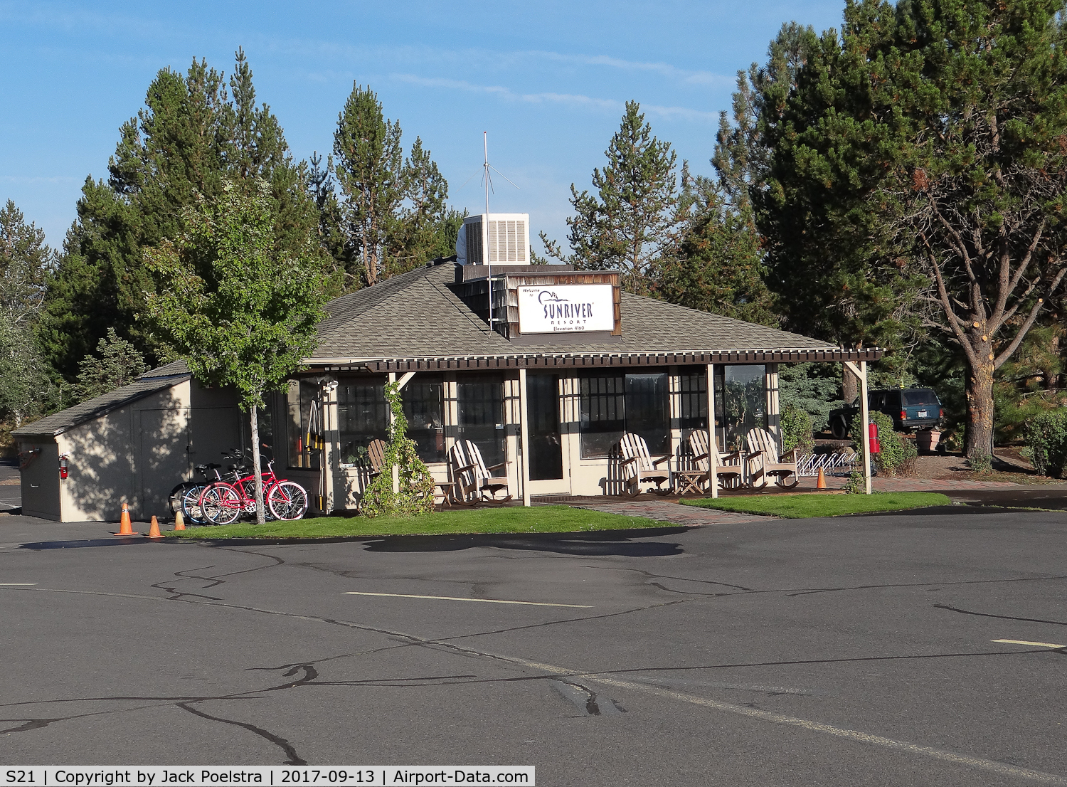 Sunriver Airport (S21) - Airport office of Sunriver airport OR