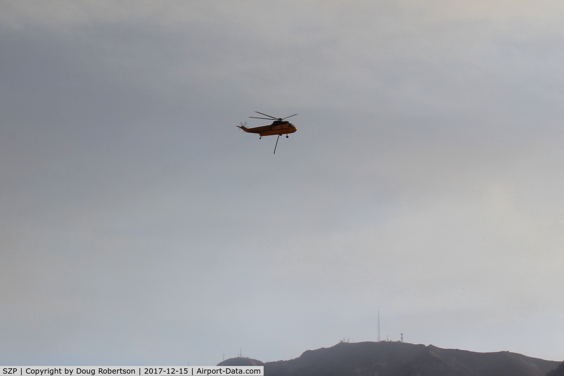 Santa Paula Airport (SZP) - CROMAN helicopter with Phos Chek sling load dumped, returning to SZP Firebase