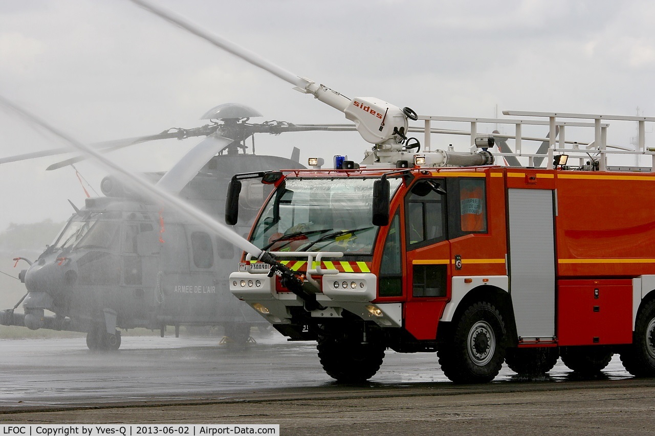 Châteaudun Airport, Châteaudun France (LFOC) - Fire truck displayed, Châteaudun Air Base 279 (LFOC)