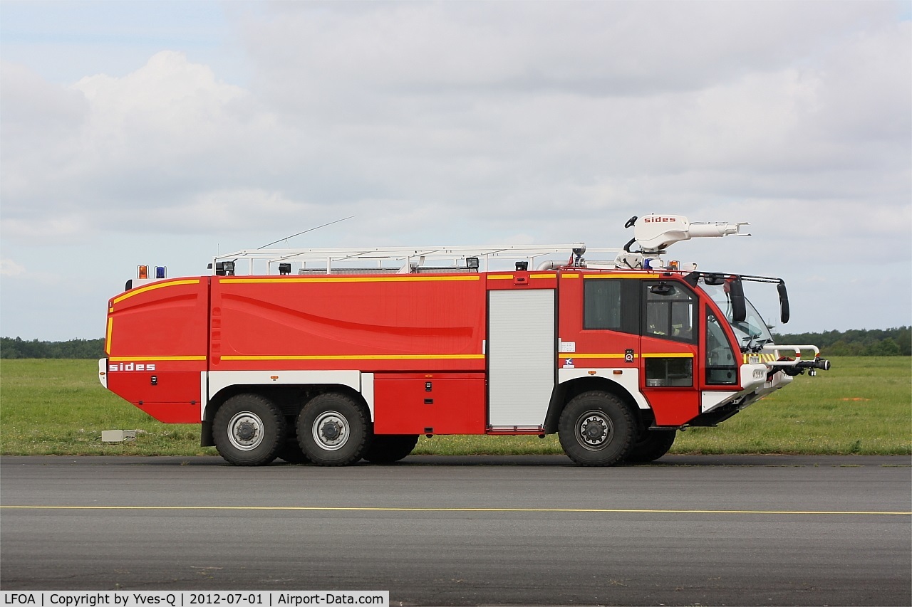 LFOA Airport - Fire truck, Avord air base 702 (LFOA)