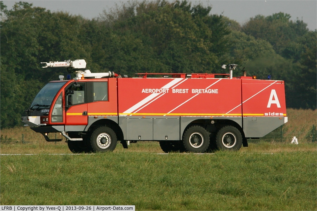 Brest Bretagne Airport, Brest France (LFRB) - Runway control, Brest-Bretagne airport (LFRB-BES)