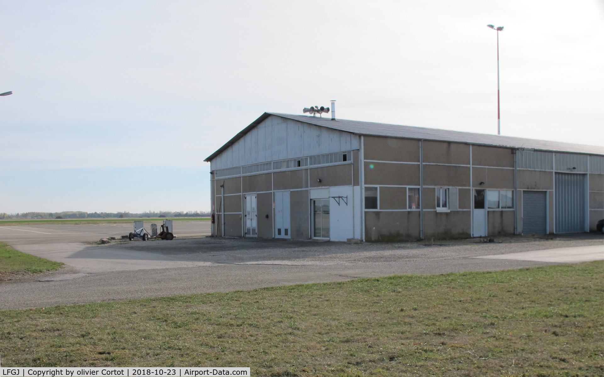 Dole Tavaux Airport, Dole France (LFGJ) - old hangar