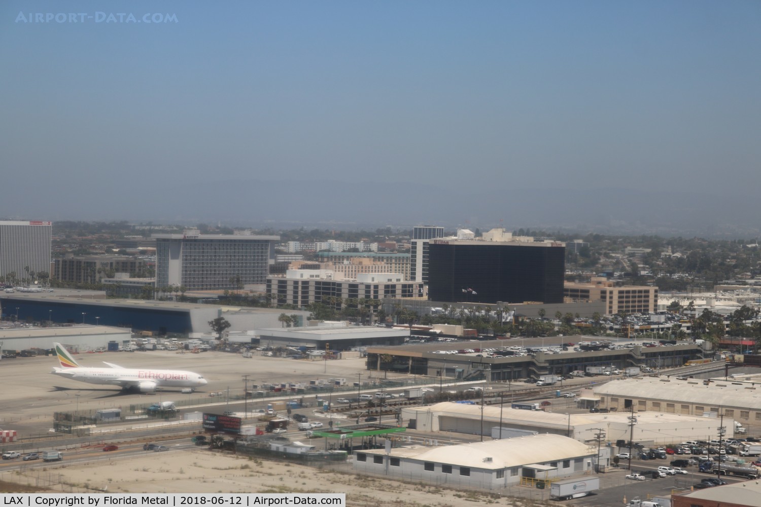 Los Angeles International Airport (LAX) - Landing at LAX