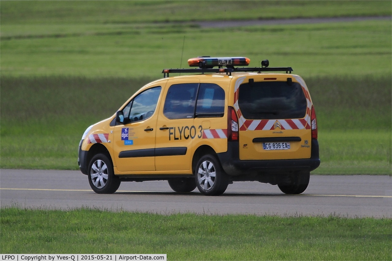 Paris Orly Airport, Orly (near Paris) France (LFPO) - Taxiway security, Paris-Orly airport (LFPO-ORY)