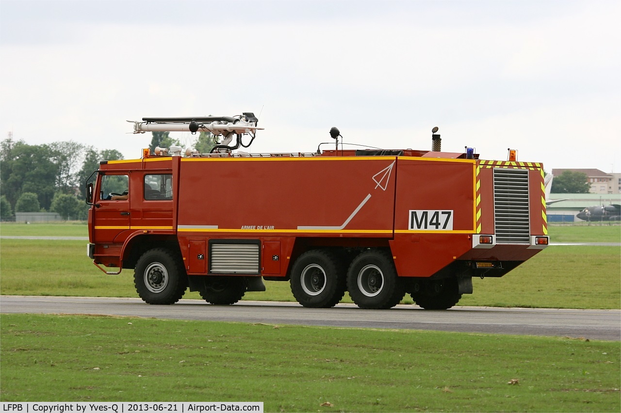 Paris Airport,  France (LFPB) - Military fire truck, Paris-Le Bourget airport (LFPB-LBG)