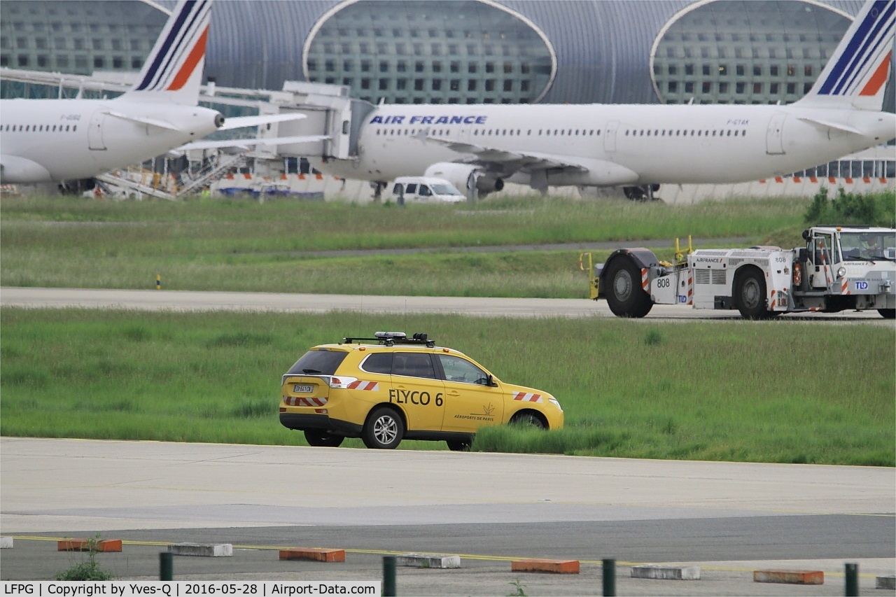 Paris Charles de Gaulle Airport (Roissy Airport), Paris France (LFPG) - Taxiway security, Roissy Charles de Gaulle airport (LFPG-CDG)