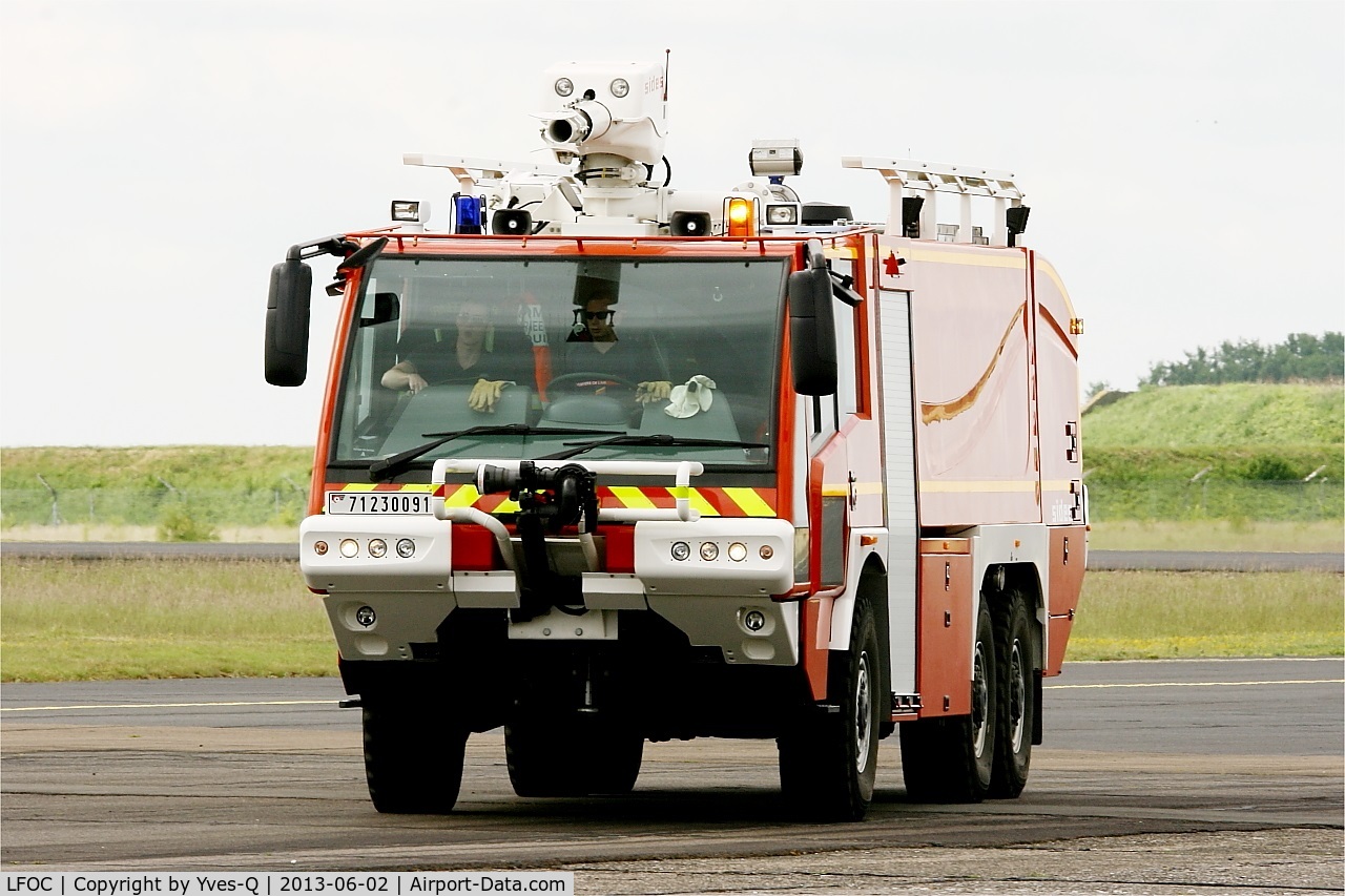 Châteaudun Airport, Châteaudun France (LFOC) - Fire truck, Châteaudun Air Base 279 (LFOC)