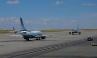 Denver International Airport (DEN) - B737  A319  showdown. - by Francisco Undiks