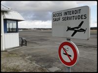 Bordeaux Leognan saucats Airport, Bordeaux France (LFCS) - bureau de piste - by Jean Goubet-FRENCHSKY
